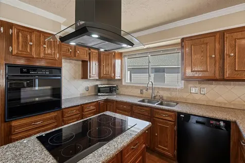 1303 Coral Way Tiki Island TX 77554