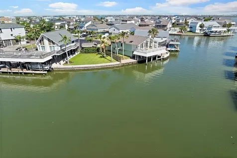 1303 Coral Way Tiki Island TX 77554