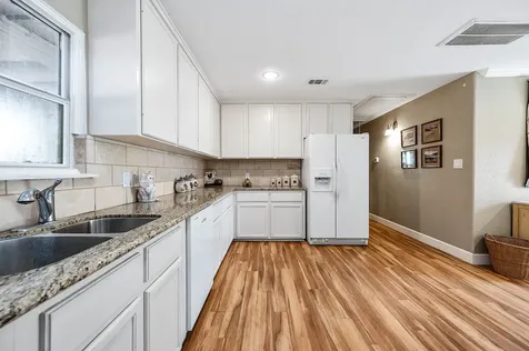 237 Mclemore Drive Alvin TX 77511