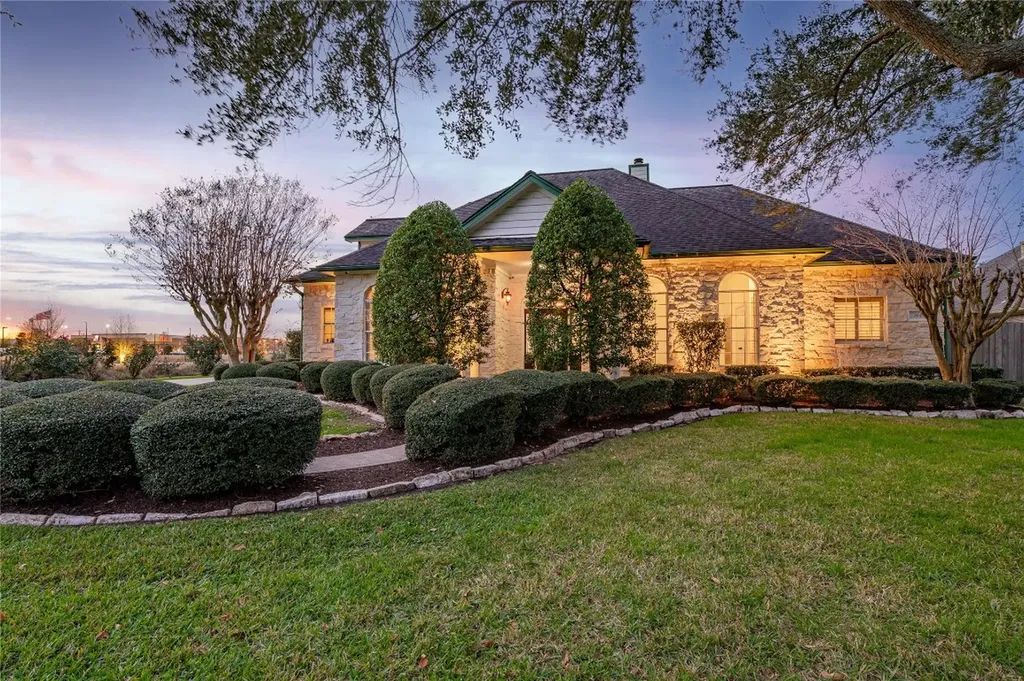 204 Leisure Lane Friendswood TX 77546