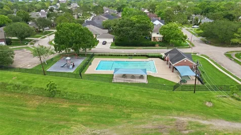 1501 W Castlewood Avenue Friendswood TX 77546