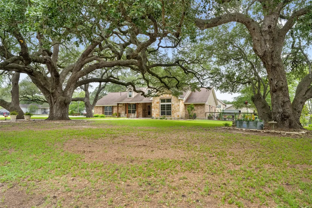 618 S Hudson Street Flatonia TX 78941