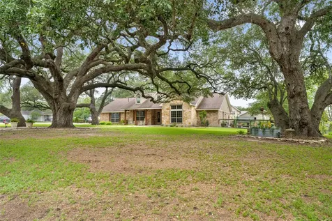 618 S Hudson Street Flatonia TX 78941