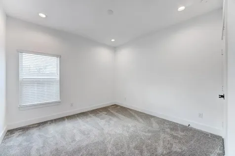 107 W Whitney Street E Houston TX 77018