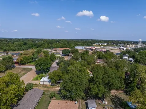 610 W Davis Street Hearne TX 77859