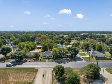 610 W Davis Street Hearne TX 77859