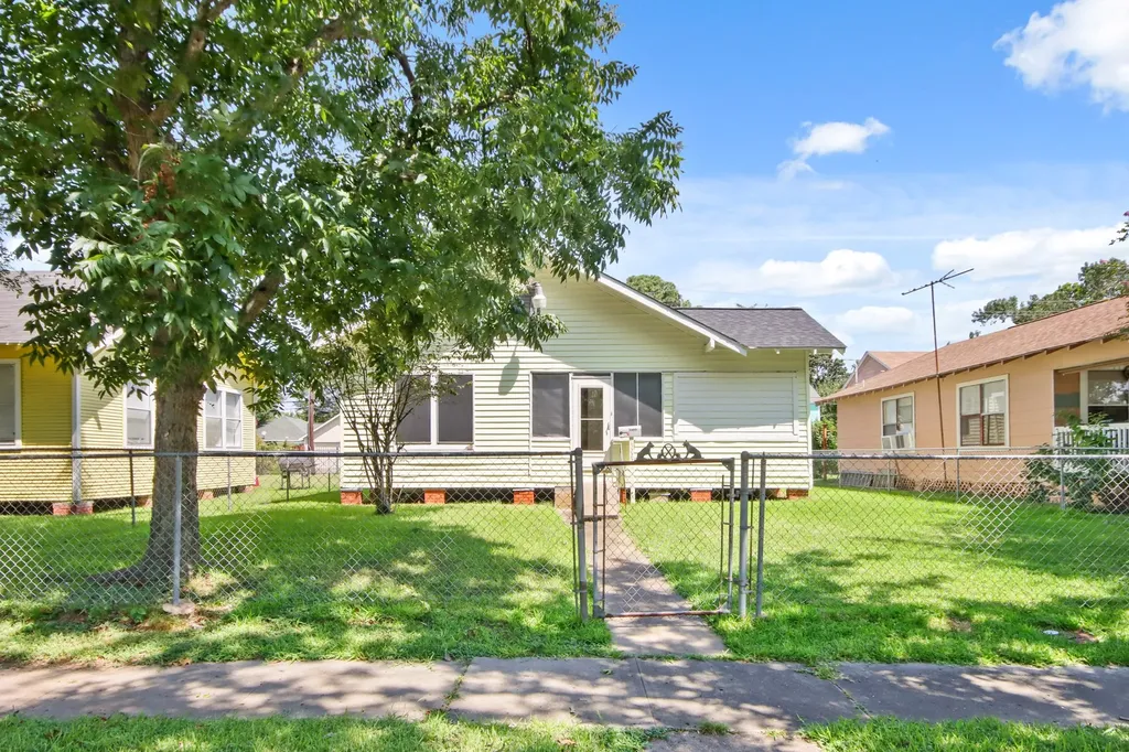 3222 Illinois Street Baytown TX 77520