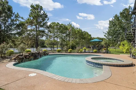 9822 Crestwater Circle Magnolia TX 77354