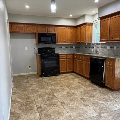 509 Avondale Lane Friendswood TX 77546