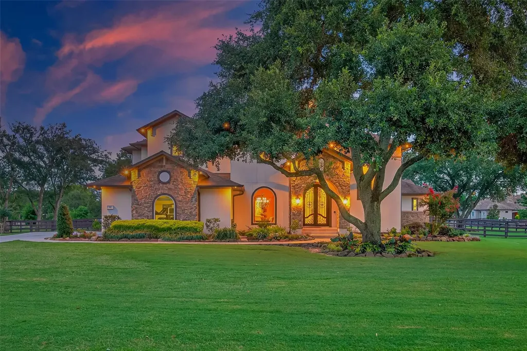 14 Royal King Road Tomball TX 77377