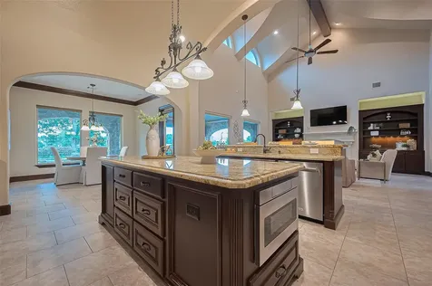 14 Royal King Road Tomball TX 77377