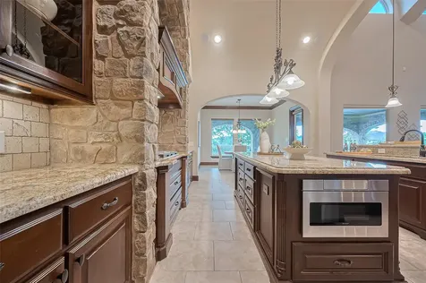 14 Royal King Road Tomball TX 77377