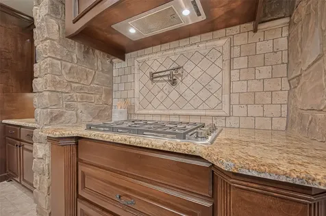 14 Royal King Road Tomball TX 77377