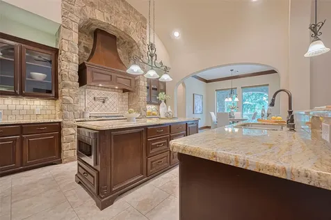 14 Royal King Road Tomball TX 77377