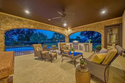 14 Royal King Road Tomball TX 77377