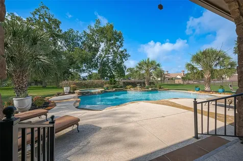 14 Royal King Road Tomball TX 77377