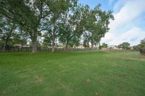 14 Royal King Road Tomball TX 77377