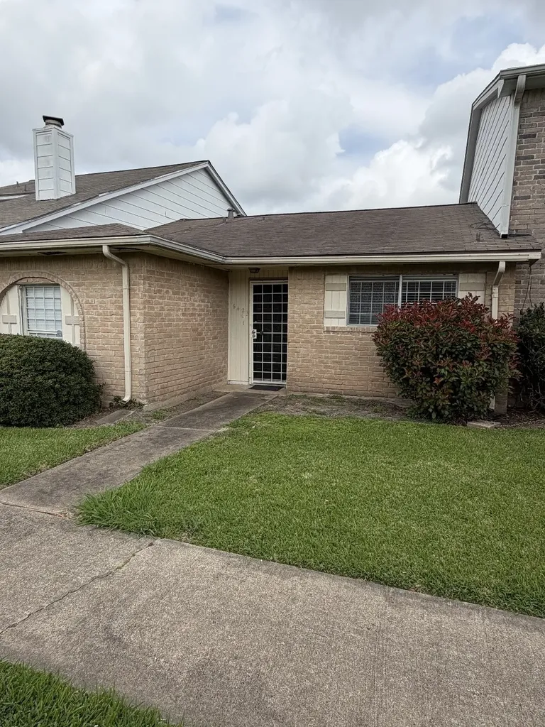 6423 S Briar Bayou Drive Houston TX 77072