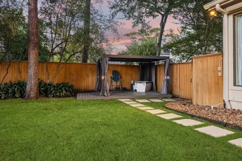 918 Huntington Cove Houston TX 77063