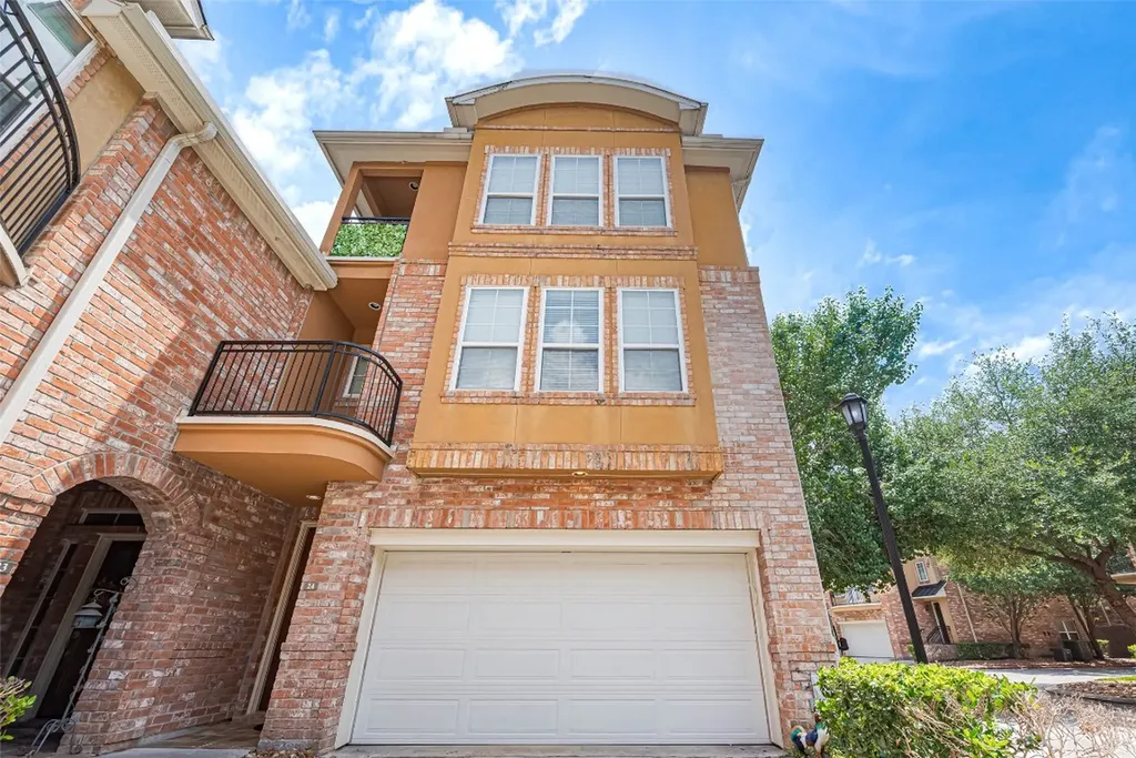 24 Versante Court Houston TX 77070