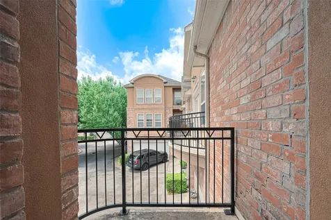 24 Versante Court Houston TX 77070
