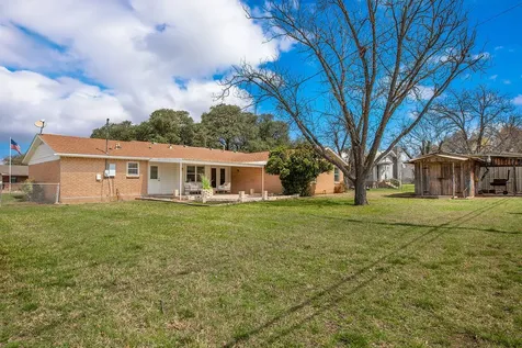 1013 W 12th Street Brady TX 76825