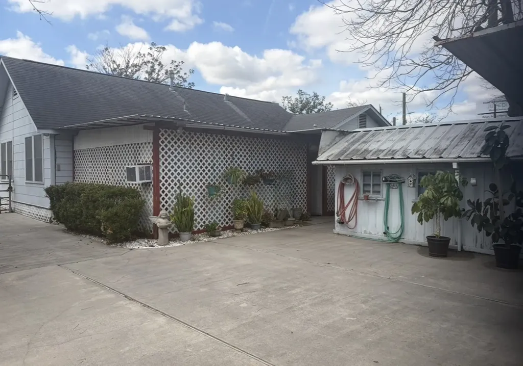 817 S Main Street Highlands TX 77562