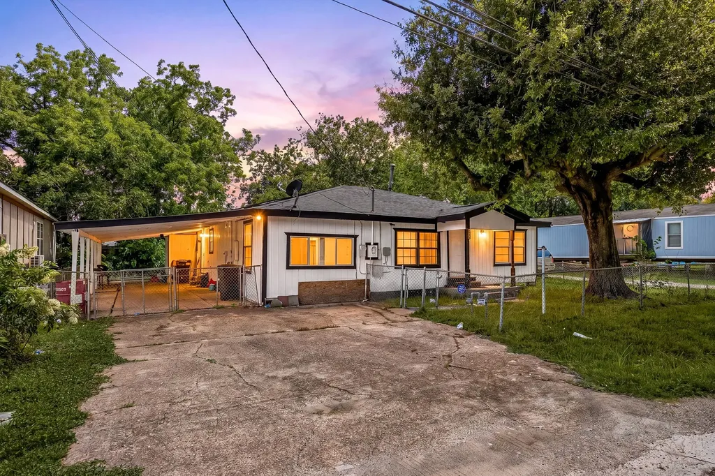 211 Arcadian Drive Crosby TX 77532