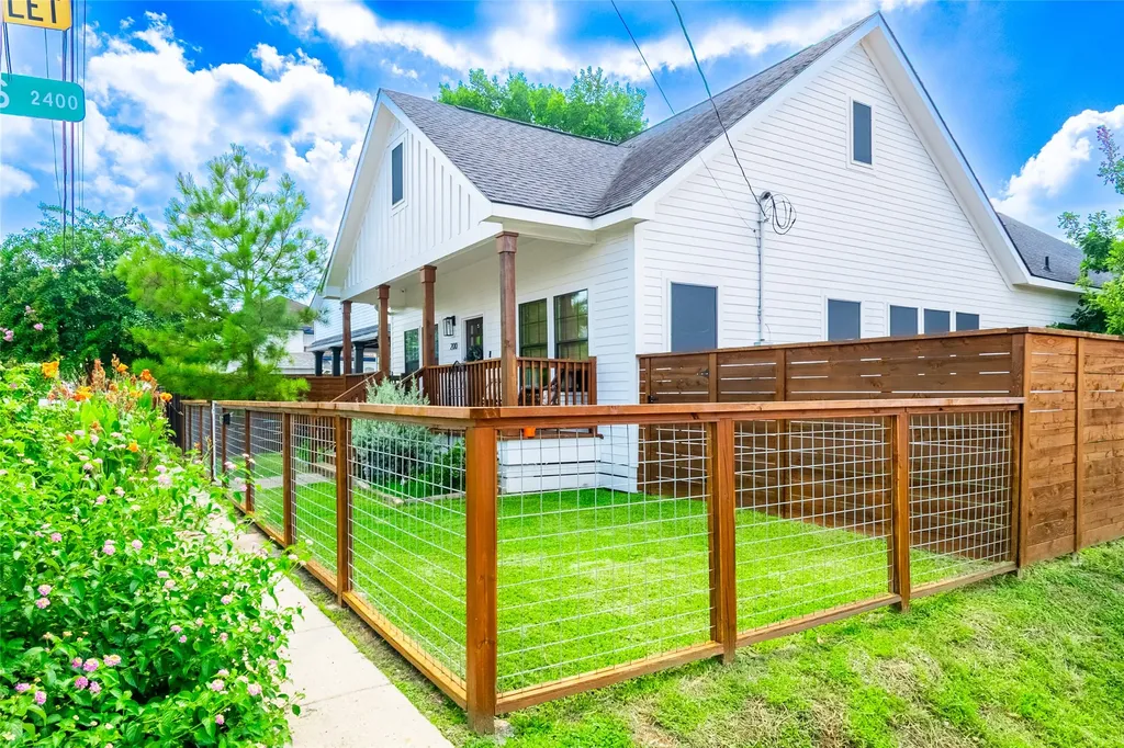 200 Carl Street Houston TX 77009