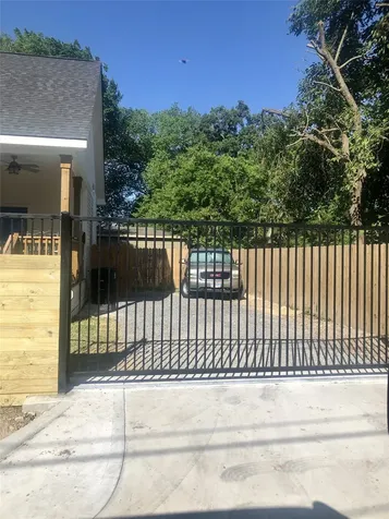 200 Carl Street Houston TX 77009