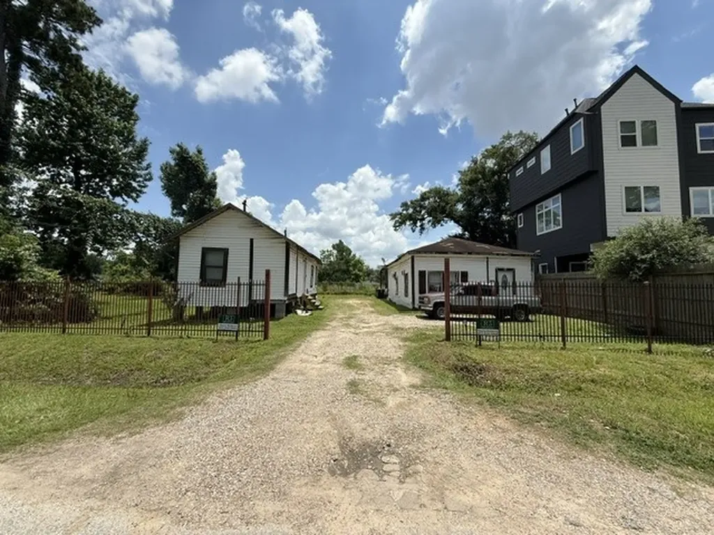 5906 Weathersby Street Houston TX 77091