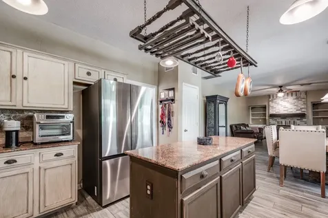 1015 Highlands Woods Drive Highlands TX 77562