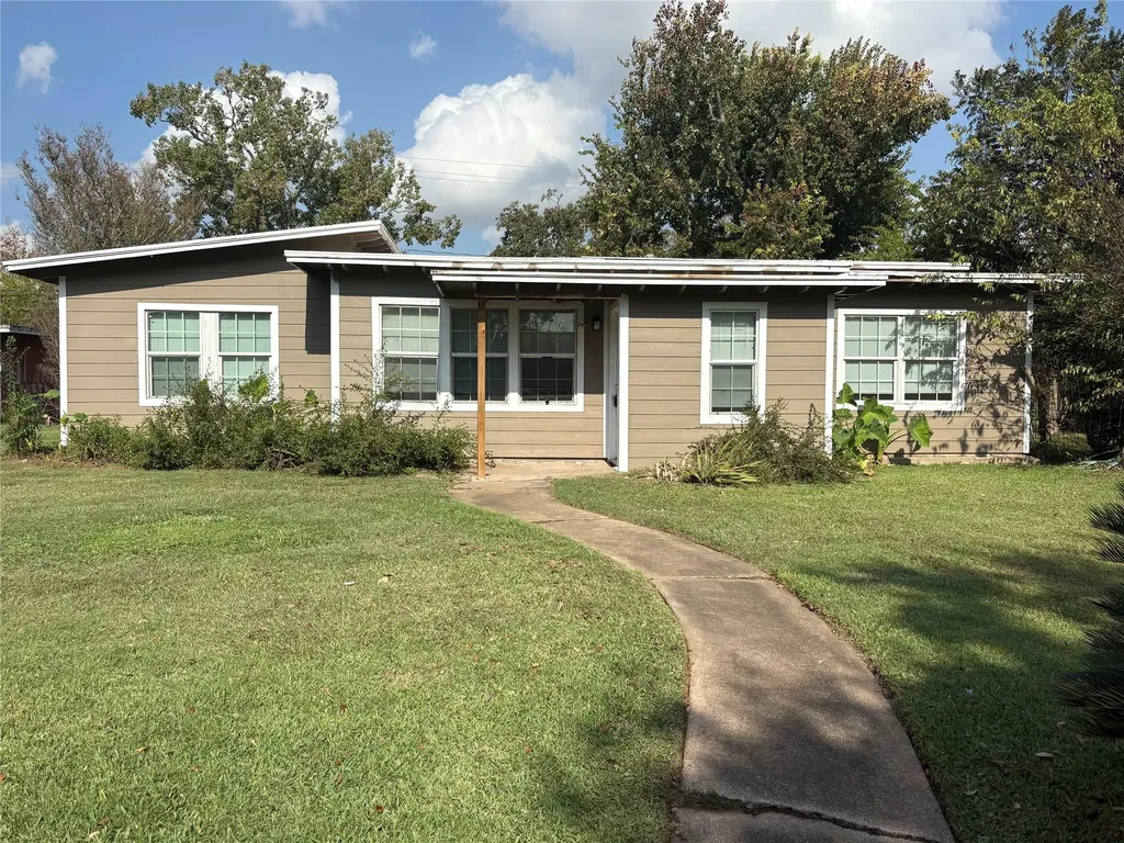 1622 W 9th Street Freeport TX 77541