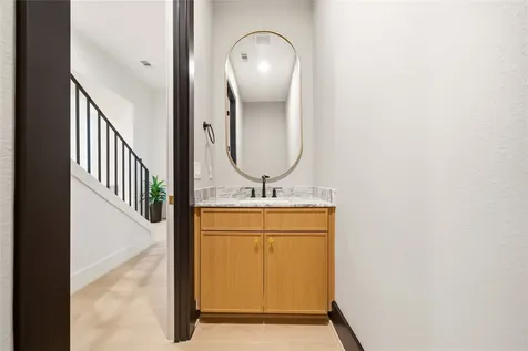 827 W 16th Street A Houston TX 77008