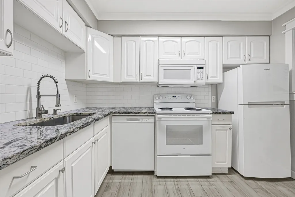 107 E Willowick Avenue 4 Friendswood TX 77546