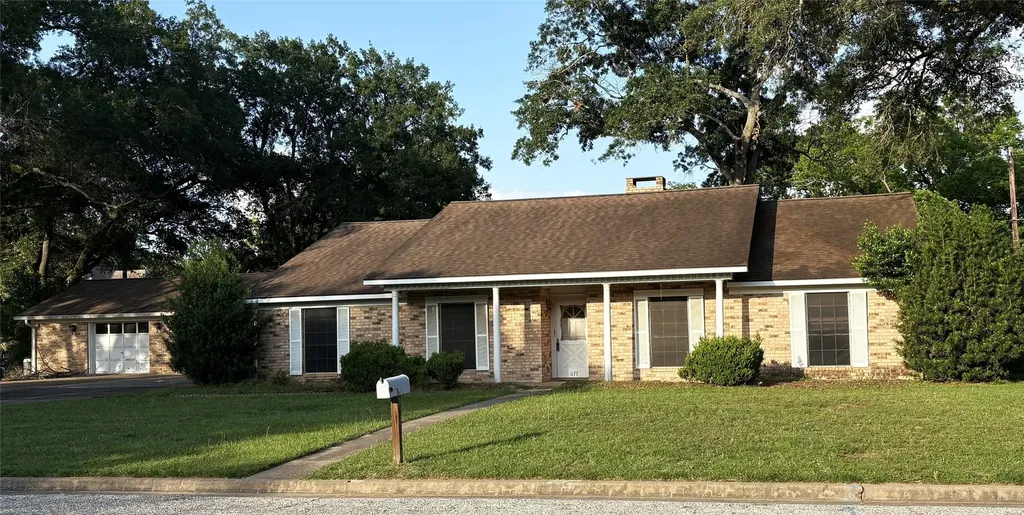 677 N Fowlkes Street Sealy TX 77474