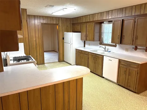 677 N Fowlkes Street Sealy TX 77474