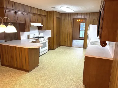 677 N Fowlkes Street Sealy TX 77474