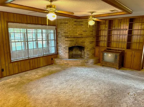 677 N Fowlkes Street Sealy TX 77474