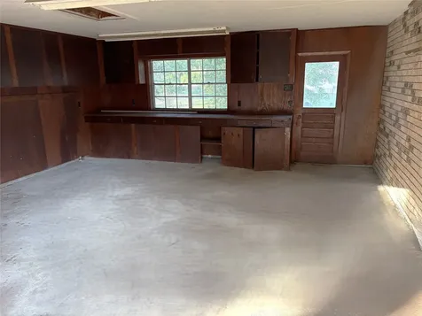 677 N Fowlkes Street Sealy TX 77474