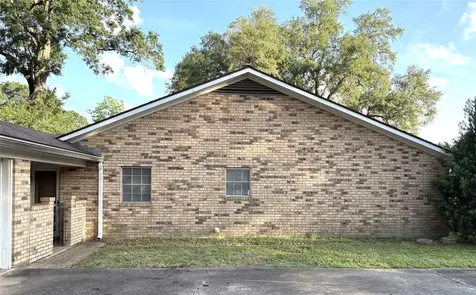 677 N Fowlkes Street Sealy TX 77474