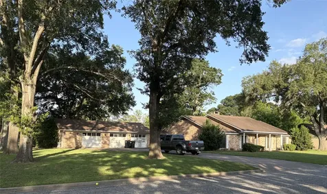 677 N Fowlkes Street Sealy TX 77474