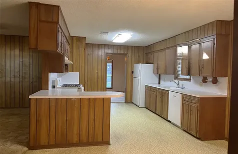 677 N Fowlkes Street Sealy TX 77474