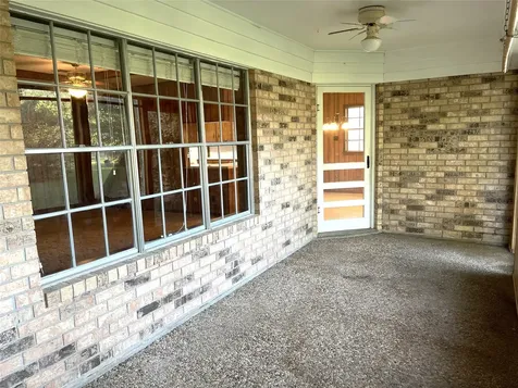 677 N Fowlkes Street Sealy TX 77474