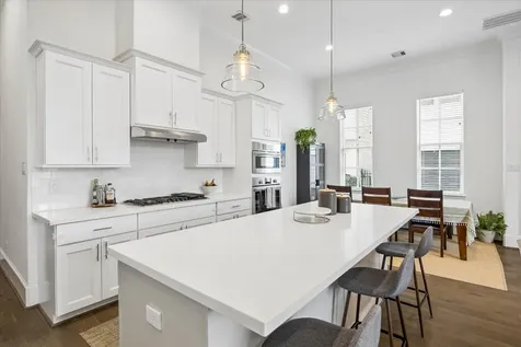3302 W 12th Street Houston TX 77008