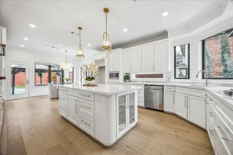 4614 Spruce Street Bellaire TX 77401