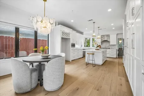 4614 Spruce Street Bellaire TX 77401