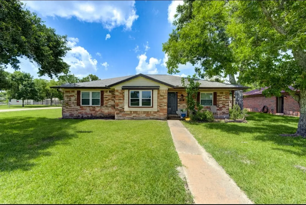 1226 Ave H Danbury TX 77534