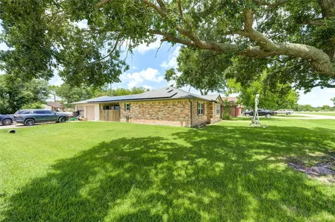 1226 Ave H Danbury TX 77534