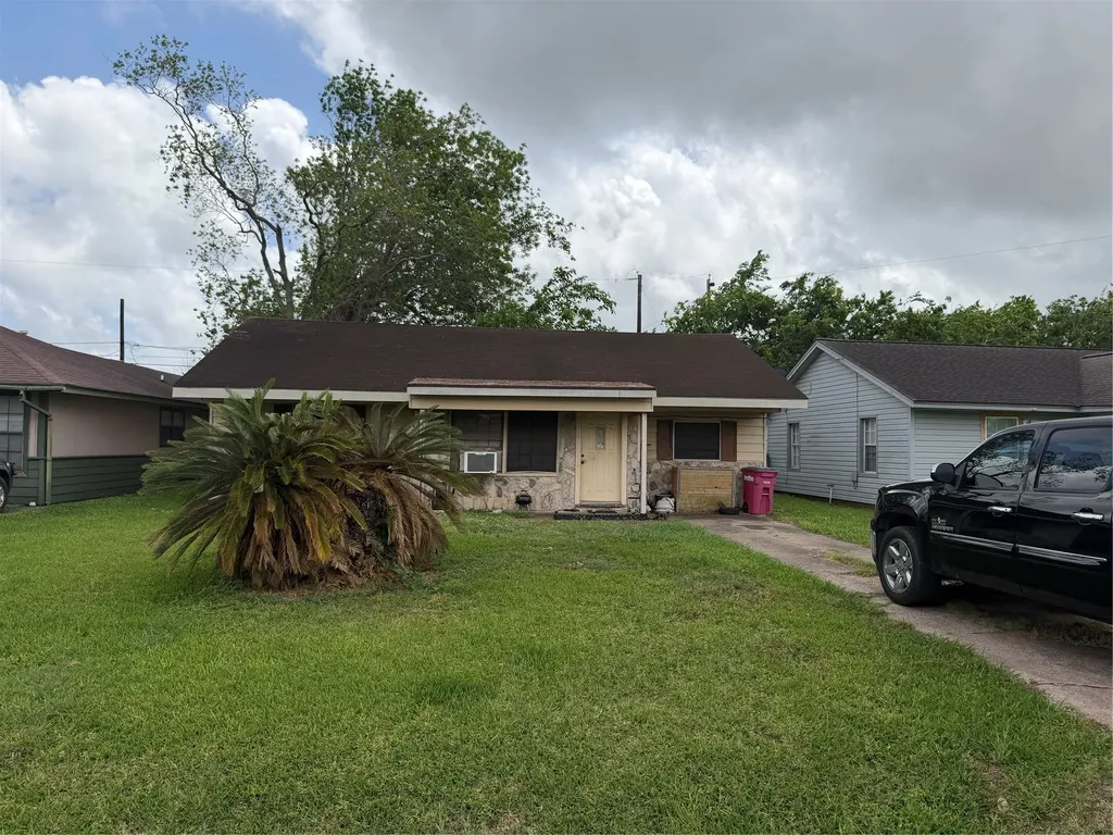 2029 N Avenue H Freeport TX 77541